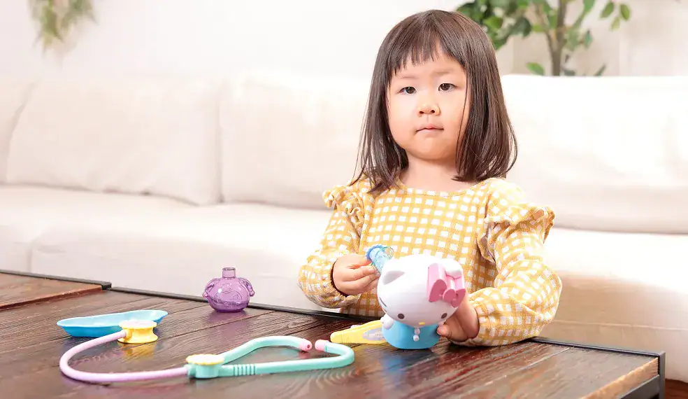 おもちゃで楽しそうに遊ぶ子ども