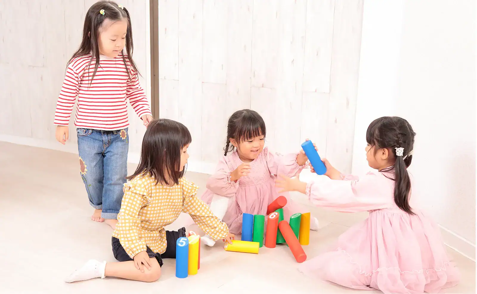 おもちゃで安全に遊ぶ親子