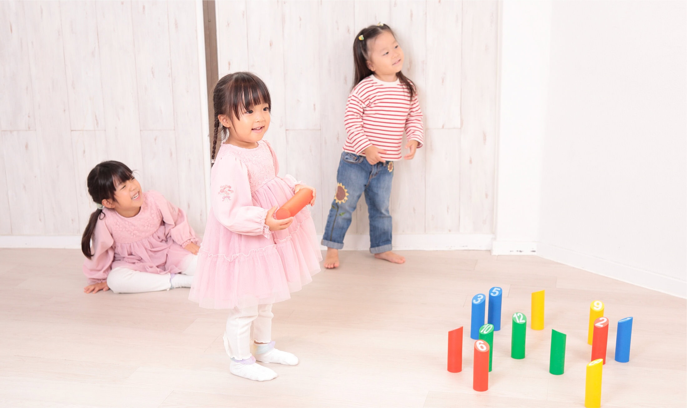 おもちゃで楽しそうに遊ぶ子ども