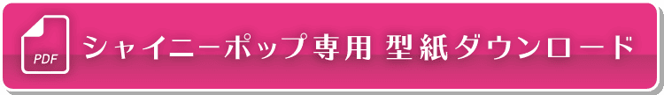 マルカ株式会社のロゴと工場外観の写真。工場の建物とロゴがはっきりと見える。.